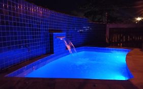 Casa com piscina , churrasqueira, Wi-Fi, em rua de Areia à 1km da praia, bairro sussegado, proíbido uso de som extremamente alto ideal para descansar