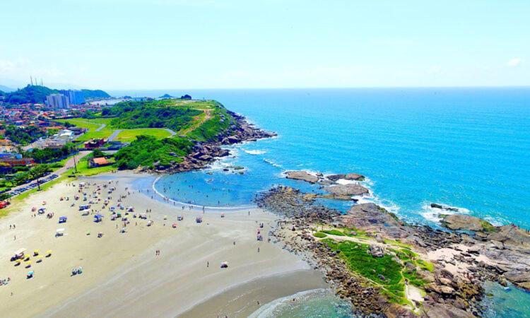 Casa com piscina , churrasqueira, Wi-Fi, em rua de Areia à 1km da praia, bairro sussegado, proíbido uso de som extremamente alto ideal para descansar Itanhaém Exterior foto