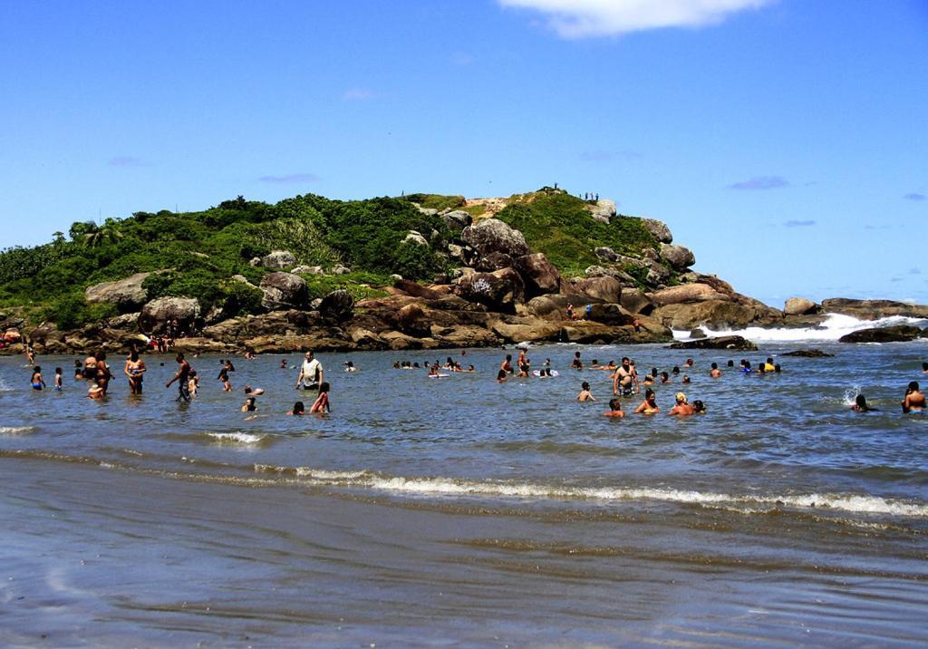 Casa com piscina , churrasqueira, Wi-Fi, em rua de Areia à 1km da praia, bairro sussegado, proíbido uso de som extremamente alto ideal para descansar Itanhaém Exterior foto